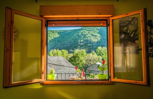 La Omanuela Cottage | Idyllic Casa Rural Aguas Frías with Lake View and Spa