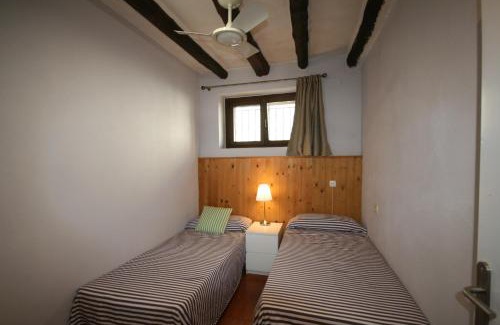Vilamaniscle House | Relax at Casa Rural Cal Sisco: 4-Star Retreat with Pool