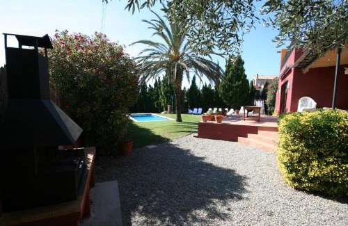 Vilamaniscle House | Relax at Casa Rural Cal Sisco: 4-Star Retreat with Pool