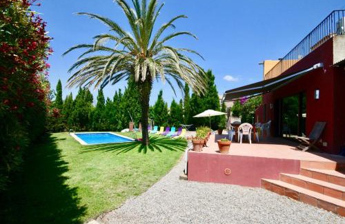 Vilamaniscle House | Relax at Casa Rural Cal Sisco: 4-Star Retreat with Pool