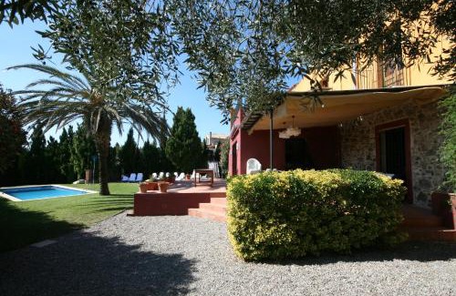 Vilamaniscle House | Relax at Casa Rural Cal Sisco: 4-Star Retreat with Pool