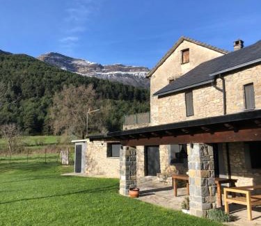 Borrastre Ski Chalet | Highly Rated Family Getaway at Casa Rural Aracanciás