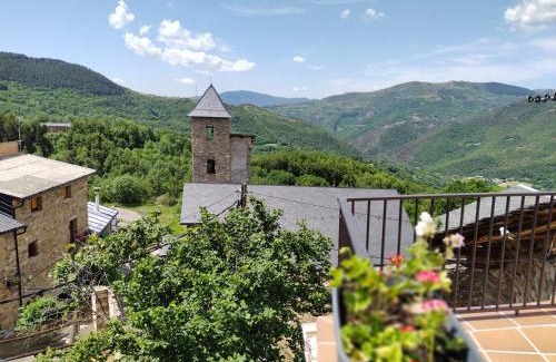 La Torre de Cabdella Ski Chalet | Scenic Stay at Casa Rural with Mountain Views in Pirineo