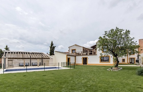 Guadamur House | Discover Casa Rural de Ancos: Pet-Friendly Urban Oasis