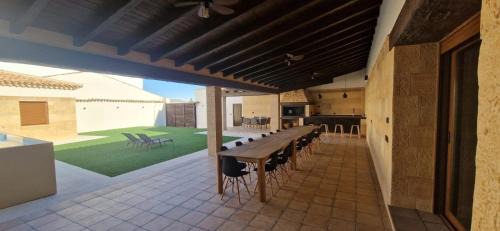 Buenache de Alarcon House | Relax at Casa Rural del Pantano with Stunning Ocean Views