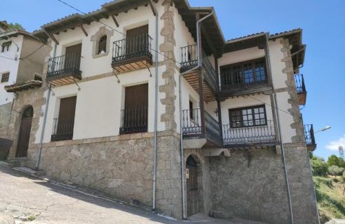 Santa Cruz del Valle House | Pet-Friendly Retreat at Casa Rural El Mirador del Pico