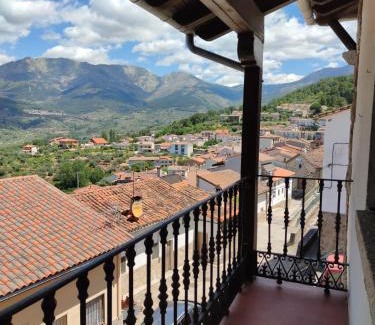Santa Cruz del Valle House | Pet-Friendly Retreat at Casa Rural El Mirador del Pico
