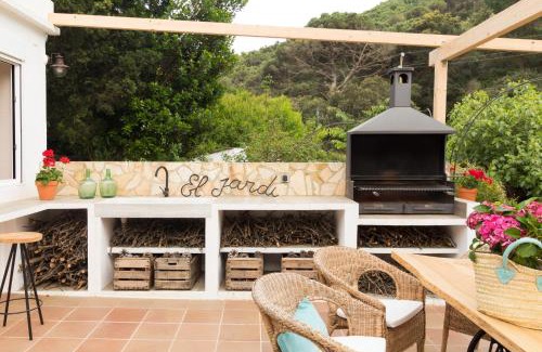 Arenys de Munt House | Discover CASA RURAL EL JARDI: Relax by the Pool & Garden