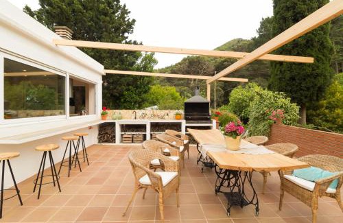 Arenys de Munt House | Discover CASA RURAL EL JARDI: Relax by the Pool & Garden