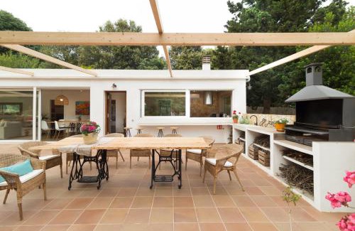Arenys de Munt House | Discover CASA RURAL EL JARDI: Relax by the Pool & Garden