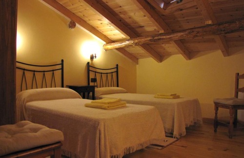 Fuente el Sauz House | Pet-Friendly Retreat at Casa Rural EL RINCÓN DE LA MORAÑA
