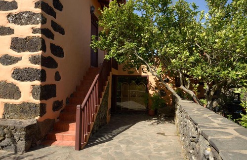 Valverde House | Relax at Casa Rural El Tesón I: Family & Pet Friendly Retreat