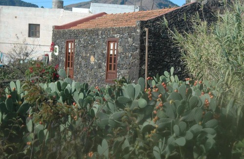 Valverde House | Pet-Friendly Casa Rural El Tesón II with Kitchen Amenities