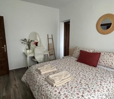 Valera de Arriba Apartment | Family-Friendly Retreat at Casa Rural en Valera