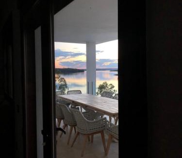 Navalvillar de Pela House | Casa Rural Encantos de Orellana: Oceanfront Retreat Awaits