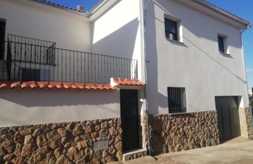 Peraleda de San Roman House | Welcoming Casa Rural Feymar: 4-Star Retreat with Pool & Hot Tub