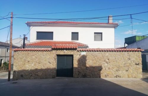 Peraleda de San Roman House | Welcoming Casa Rural Feymar: 4-Star Retreat with Pool & Hot Tub