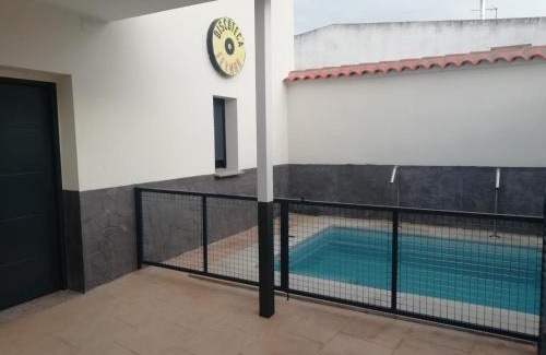 Peraleda de San Roman House | Welcoming Casa Rural Feymar: 4-Star Retreat with Pool & Hot Tub