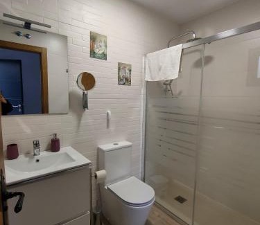 Peraleda de San Roman House | Welcoming Casa Rural Feymar: 4-Star Retreat with Pool & Hot Tub