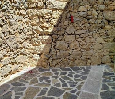 Navalacruz House | Cozy Casa Rural la Cancha II: Family-Friendly with Breakfast