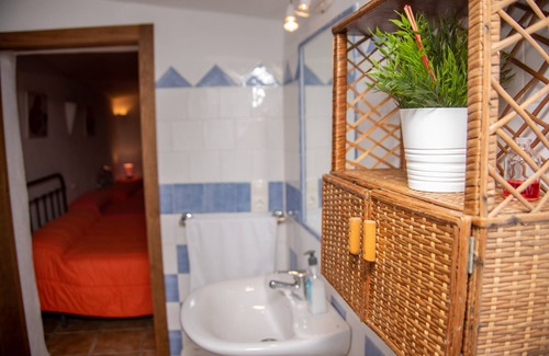 Cuevas del Campo House | Pet-Friendly Retreat at Casa Rural La Cueva de la Abuela
