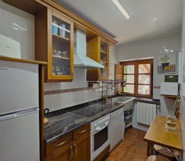 Limes House | Exceptional Casa Rural La Pumarada de Limés with Breakfast