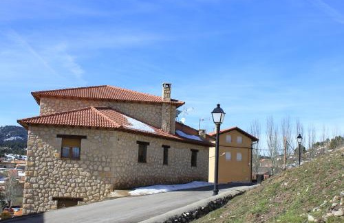 Guadalaviar Apartment | Pet-Friendly Casa Rural Lahuerta Apartamentos - Rated 9.1/10