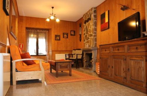 Navaluenga House | Pet-Friendly Retreat: Casa Rural Los 2 Yugos with High Ratings