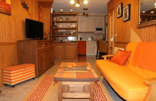 Navaluenga House | Pet-Friendly Retreat: Casa Rural Los 2 Yugos with High Ratings