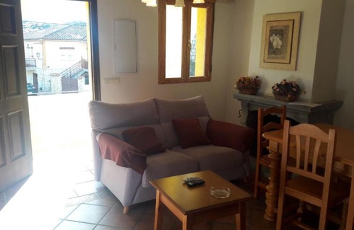 Navatalgordo House | Welcoming Casa Rural los Portalillos II with Breakfast Included