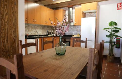 Les Useres House | Pet-Friendly Retreat at Casa Rural Mas dels Fumeros