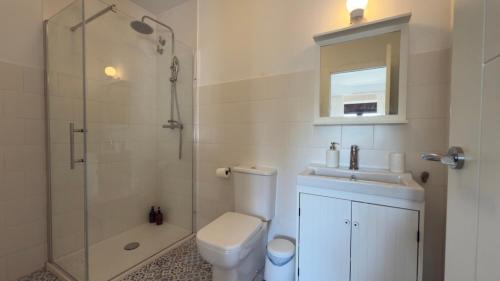 Salces House | Experience Comfort at Monte Regaliz with Kitchen Access