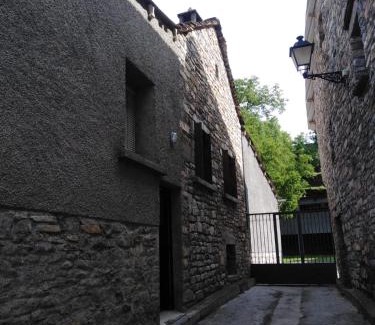 Broto Apartment | Pet-Friendly Retreat at Casa Rural O´LIENO - 9.3/10 Rated!