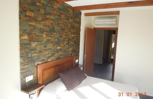Pescueza House | Pet-Friendly Casa Rural Pavía with Family Amenities