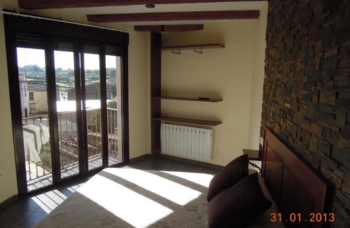 Pescueza House | Pet-Friendly Casa Rural Pavía with Family Amenities