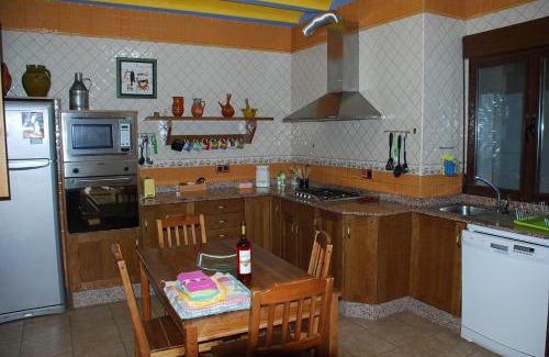 Villamalea House | Relax at CASA RURAL RIO CABRIEL with Ocean Views & Pool