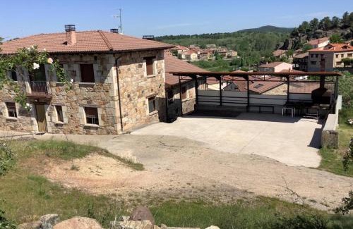 Rabanera del Pinar House | Pet-Friendly Retreat at Casa Rural Roblegordo Awaits!