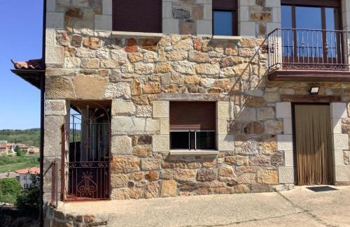 Rabanera del Pinar House | Pet-Friendly Retreat at Casa Rural Roblegordo Awaits!