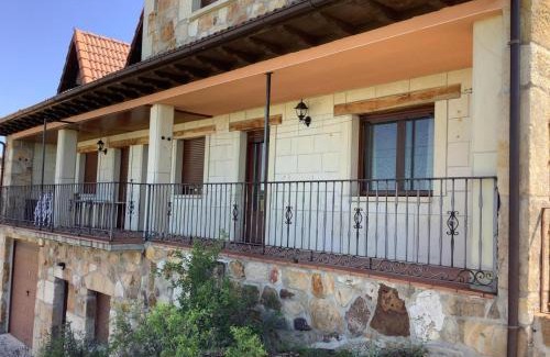 Rabanera del Pinar House | Pet-Friendly Retreat at Casa Rural Roblegordo Awaits!