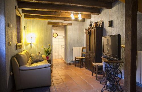 Villanueva de Aezcoa House | Pet-Friendly Casa Rural Txikirrin Txiki in Selva de Irati