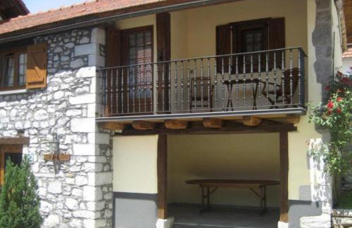 Villanueva de Aezcoa House | Pet-Friendly Casa Rural Txikirrin Txiki in Selva de Irati