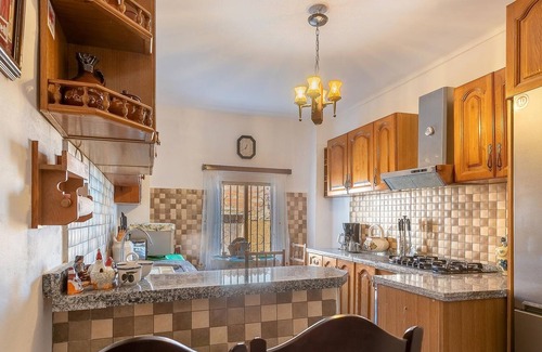 La Carlota House | Casa Rural Vía Verde Las Pinedas is a two-story colonial-style mansion that is more than 100 years o