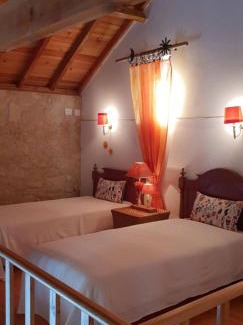 Lamas House | Cozy Casa Rustica do Lagar: Family-Friendly Dining Awaits