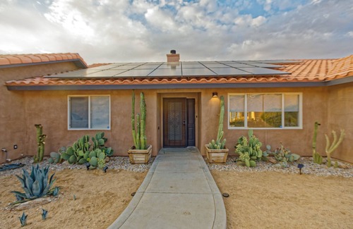 Yucca Valley House | Casa Rustik: Modern Rustic Oasis with 360° Views & Spa