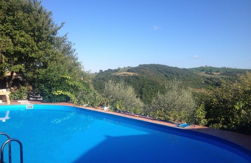 Arcevia Apartment | Elegant Casa San Martino: Poolside Retreat with Garden