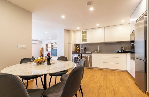 Arco da Calheta House | Casa Santi Stefany: Private Stay with Pool and Child-Friendly Perks