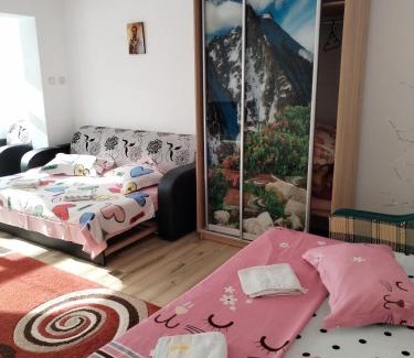 Dambovicioara House | Inviting Casa Sara: Family-Friendly Hotel with Pool