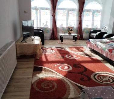 Dambovicioara House | Inviting Casa Sara: Family-Friendly Hotel with Pool