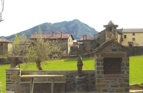 Fuendecampo Apartment | Casa Sastre: 4-Star Family-Friendly Retreat Awaits You
