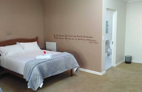 Somerset West House | Casa Serena Villa Guest House: Relax by the Pool and Kitchen